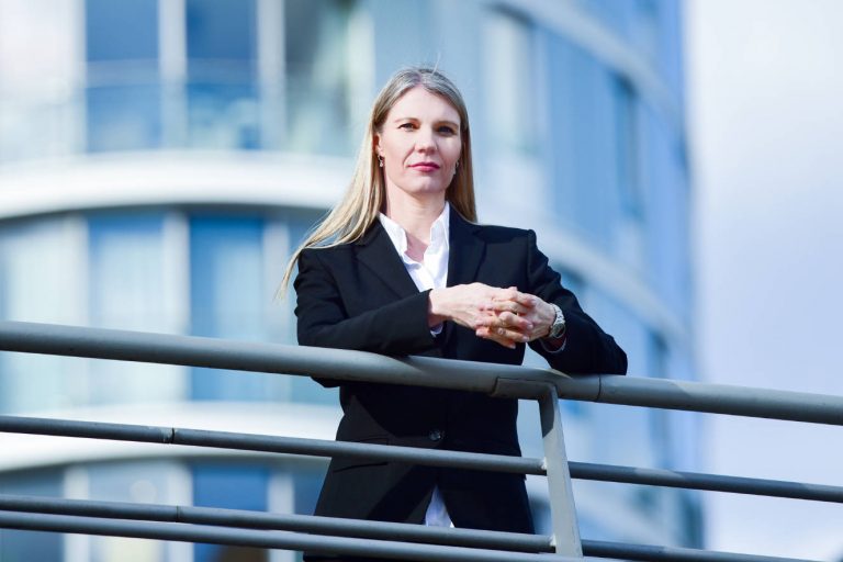 Maklerin von Akzenta Immobilien im Business-Outfit auf einer Terrasse – Portraitfoto für Professionalität und Erfahrung