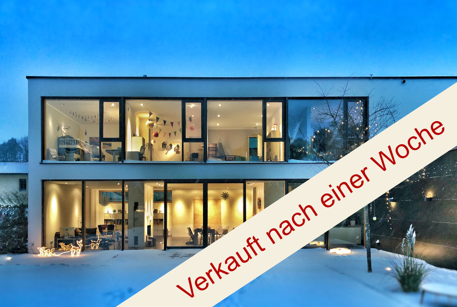 Modernes Wohnhaus mit großer Fensterfront bei Dämmerung – Immobilienangebot von Akzenta, verkauft nach einer Woche