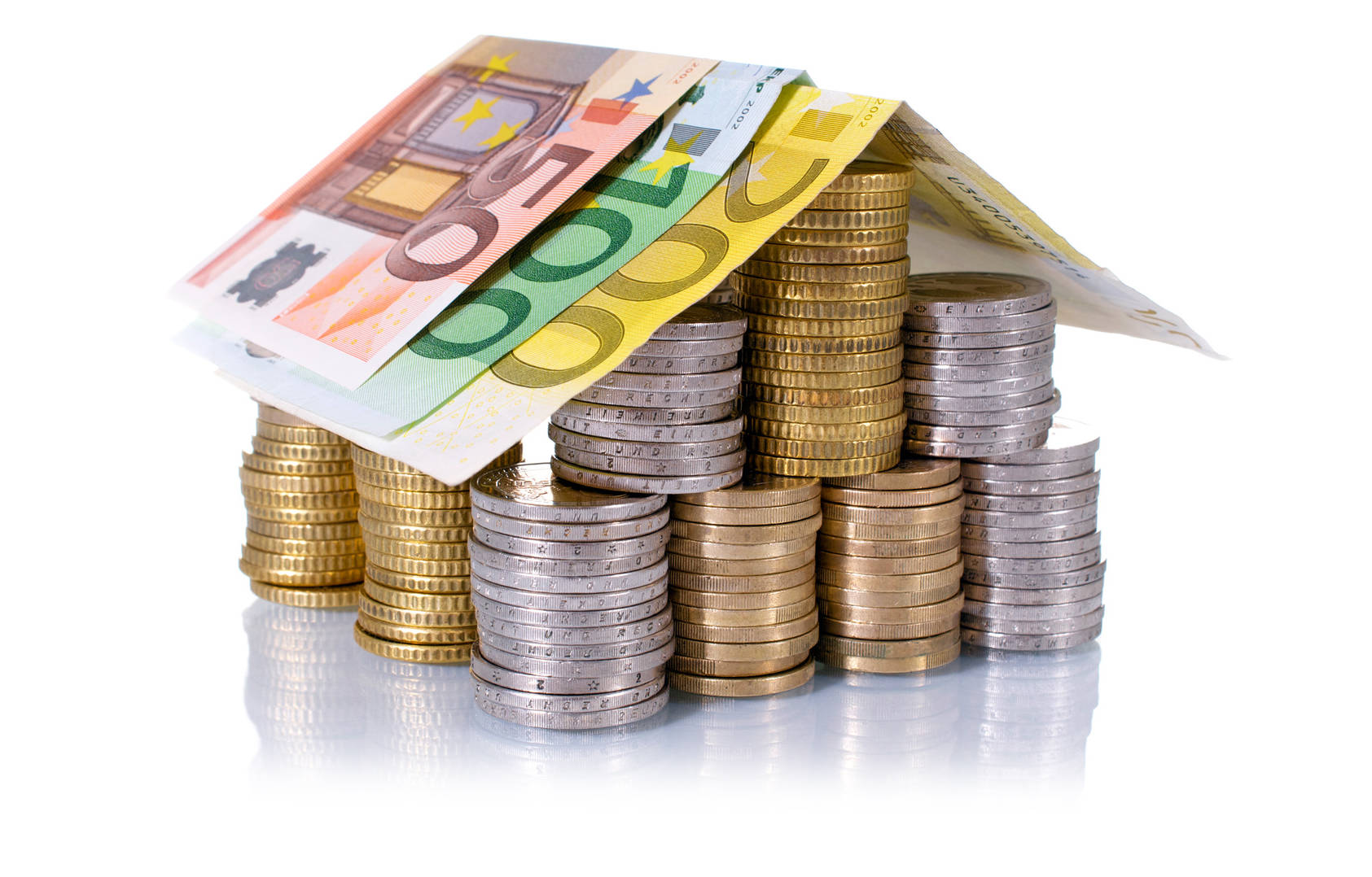 Gestapelte Euro-Münzen mit aufgelegten Euro-Scheinen – Symbolbild für Kapitalanlage und Rendite