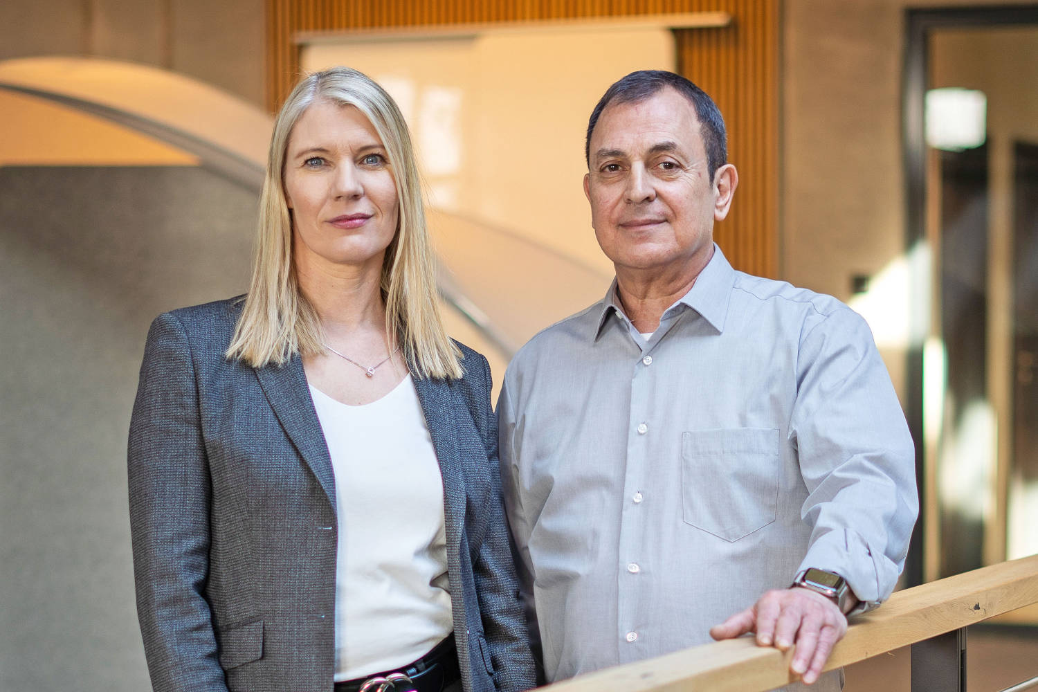 Akzenta Immobilien Mitarbeiter von Akzenta Immobilien – Teamfoto mit Frau und Mann im Büro